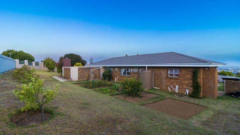 5 Bedroom Property for Sale in Loevenstein Western Cape